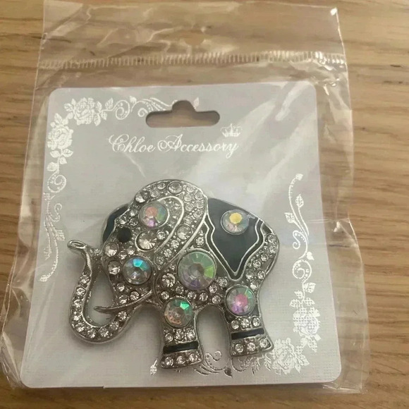 🆕Lucky Elephant Brooch with Lots of Bling🆕 - Picture 3 of 3